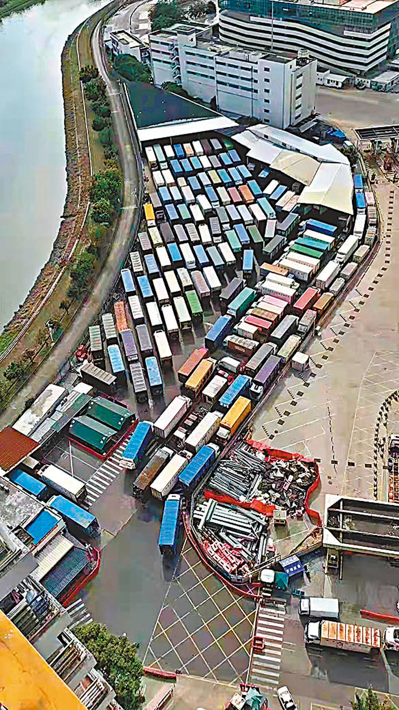 ◆2月5日，文錦渡口岸滯留的跨境貨櫃車。 香港文匯報深圳傳真