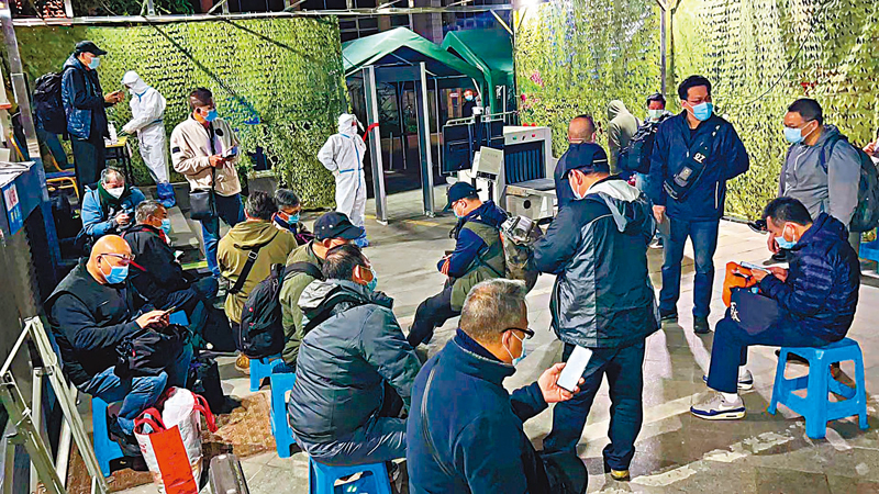 ◆2月4日晚，跨境司機滯留文錦渡口岸等待恢復接駁過關。 香港文匯報深圳傳真