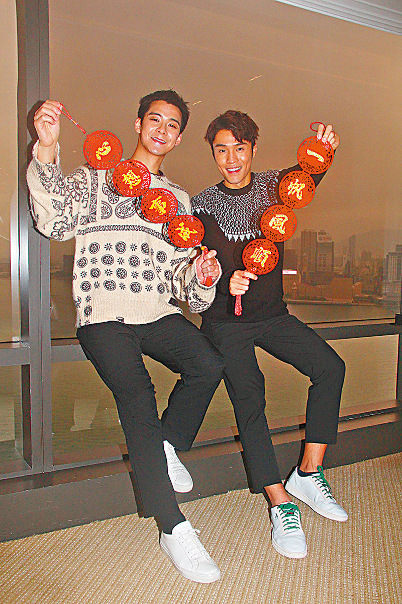 ◆ 二人祝福香港文匯報讀者「一帆風順、心想事成」。