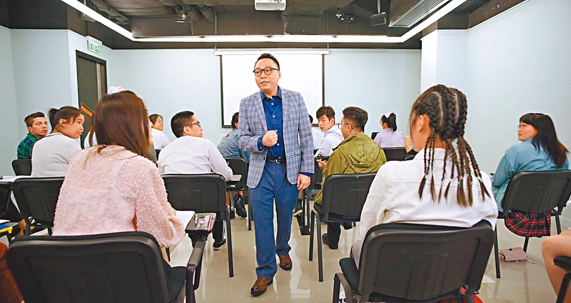 ◆ C君Rap唱《偉大航道》，勉勵學生。