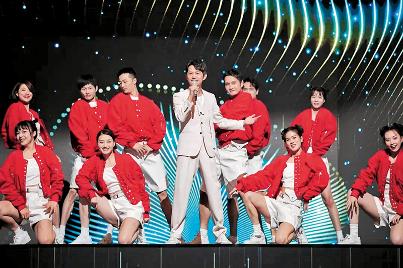 ◆原主持《快樂大本營》的何炅擔綱新節目主持。