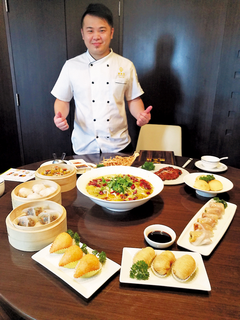 ◆素食老闆之一的大廚Dicky發辦。