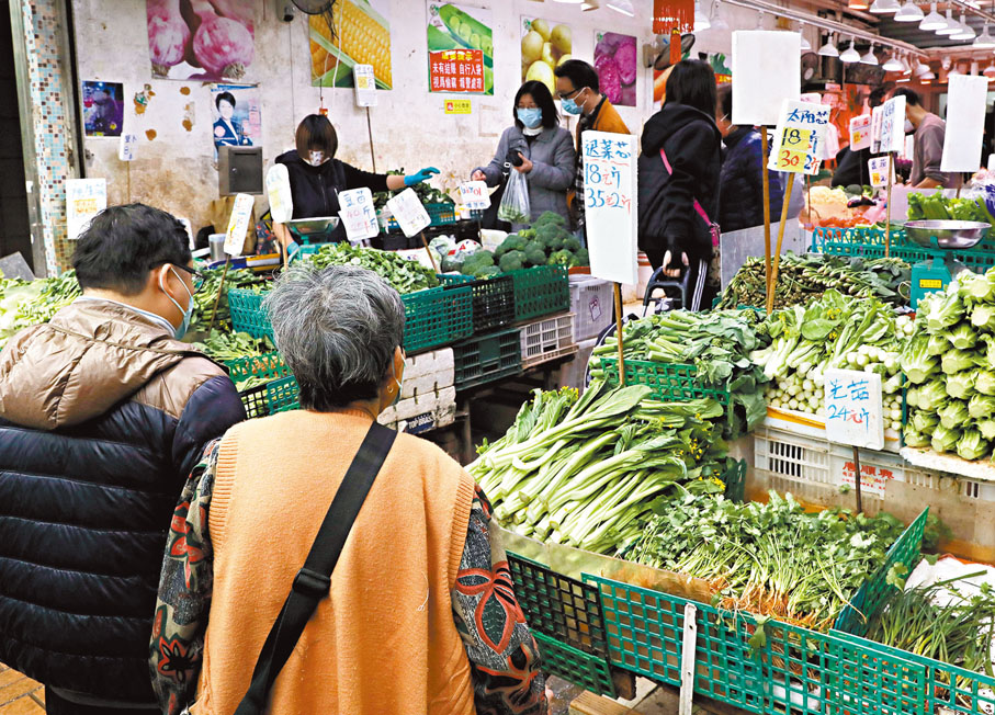 ◆因有跨境貨車司機出現確診，以致內地供港蔬菜供應量大減，巿民需要繼續捱貴菜。 香港文匯報記者  攝