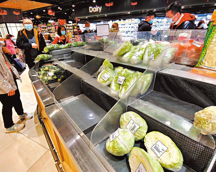 ◆蔬菜供應持續短缺，部分超市蔬菜貨架空空如也。 香港文匯報記者  攝