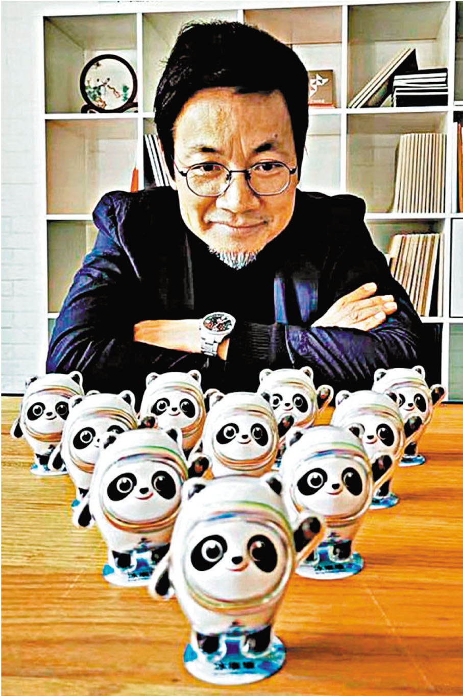 ◆ 北京冬奧會吉祥物「冰墩墩」設計團隊負責人、廣州美術學院教授曹雪和他的設計。網上圖片