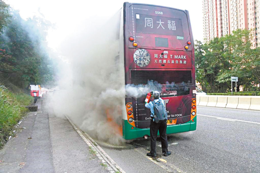 ◆揹着背囊的男車長冒險用滅火筒救火。