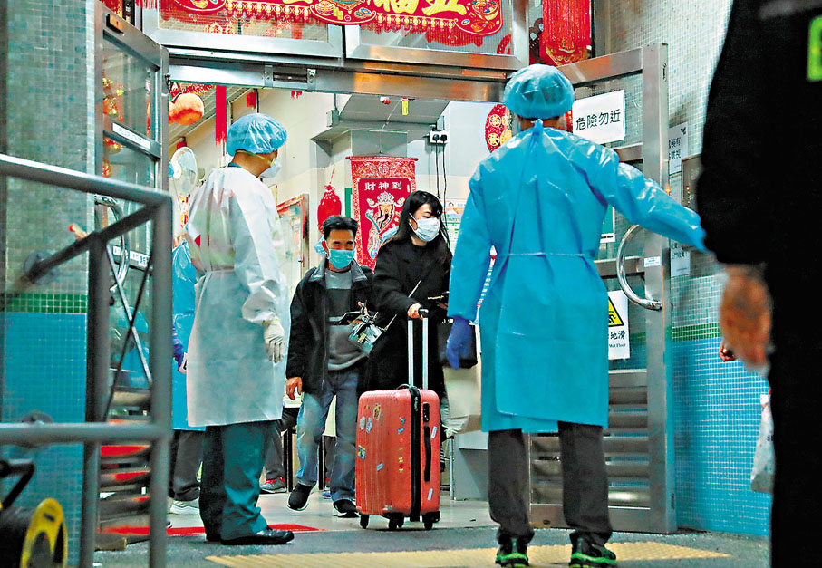 ◆本港昨日新冠肺炎確診個案激增至614宗，「居安抗疫」計劃今起實施。圖為啟田邨啟仁樓昨晚圍封強檢，部分住戶須撤離檢疫。 香港文匯報記者  攝