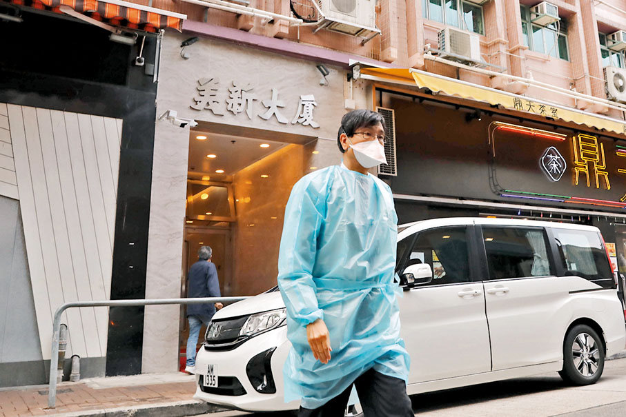 ◆袁國勇指,在疫情期間走訪多區,明白港人生活辛苦,但強調嚴謹的社交距離措施是有必要。圖為袁國勇等防疫專家曾到大埔調查疫情。 資料圖片
