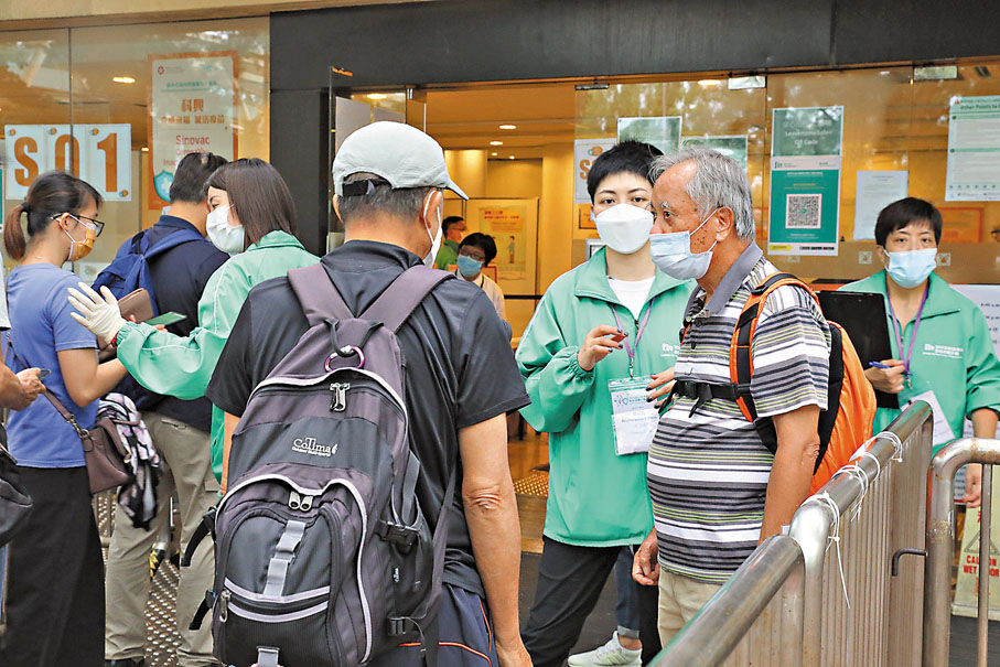 ◆梁子超建議，特區政府應先為最高危的長者群組接種。圖為去年7月底，有長者到香港中央圖書館的疫苗接種中心排隊領取「即日籌」，接種科興疫苗。 資料圖片