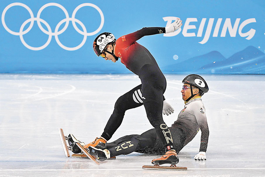 ◆任子威（左）力壓匈牙利選手奪取短道速滑1000米冠軍。法新社