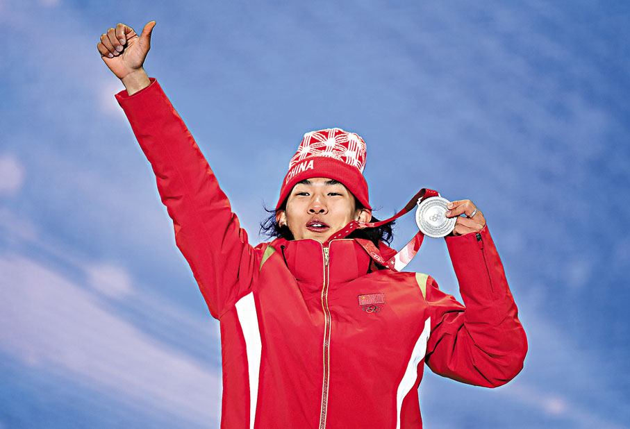 ◆單板滑雪亞軍中國選手蘇翊鳴領獎牌慶祝。 新華社