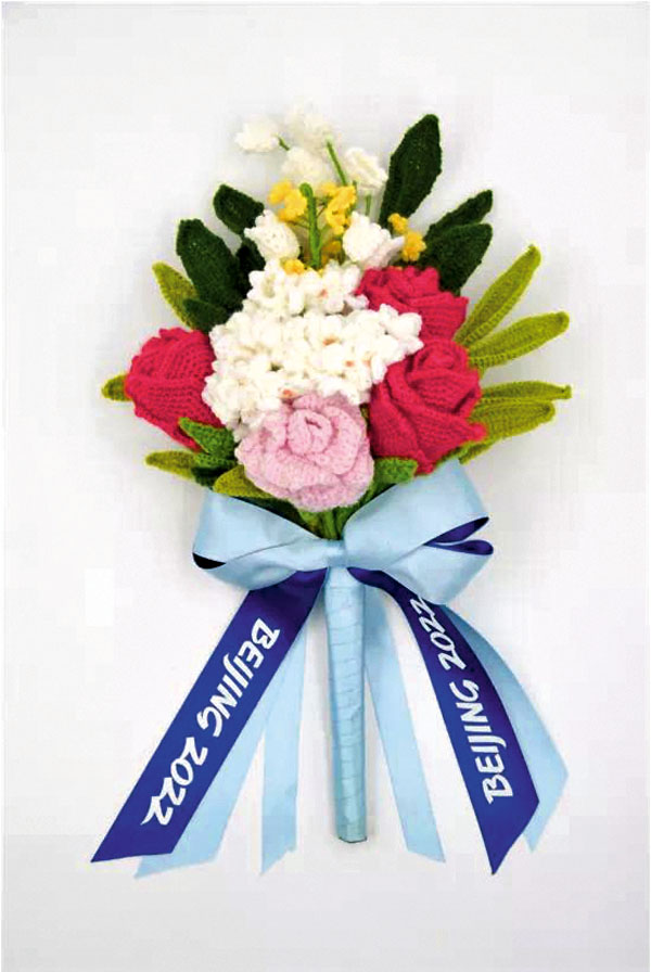 【北京冬奧會頒獎花束】包括玫瑰、月季、鈴蘭、繡球、月桂和橄欖6種花型，分別象徵着友愛、堅韌、幸福、團結、勝利與和平，花束絲帶為藍色