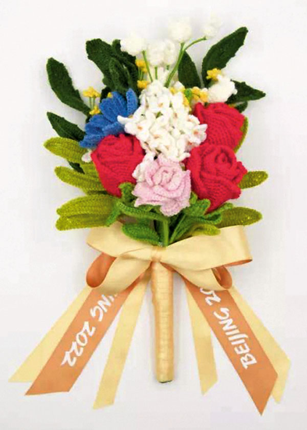 【北京冬殘奧會頒獎花束】包括冬奧會上述6種花型，並多添加了一枝寓意堅強的藍色波斯菊，花束絲帶為黃色