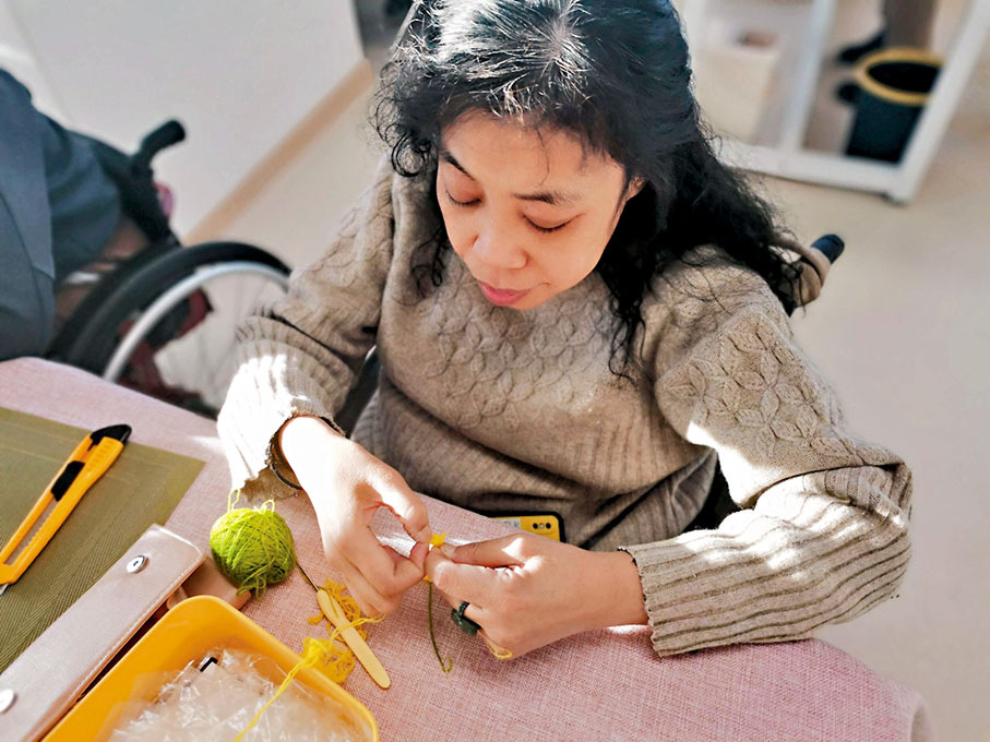 ◆製作團隊成員吳紅健展示花束中桂花的製作過程。香港文匯報記者馬曉芳  攝