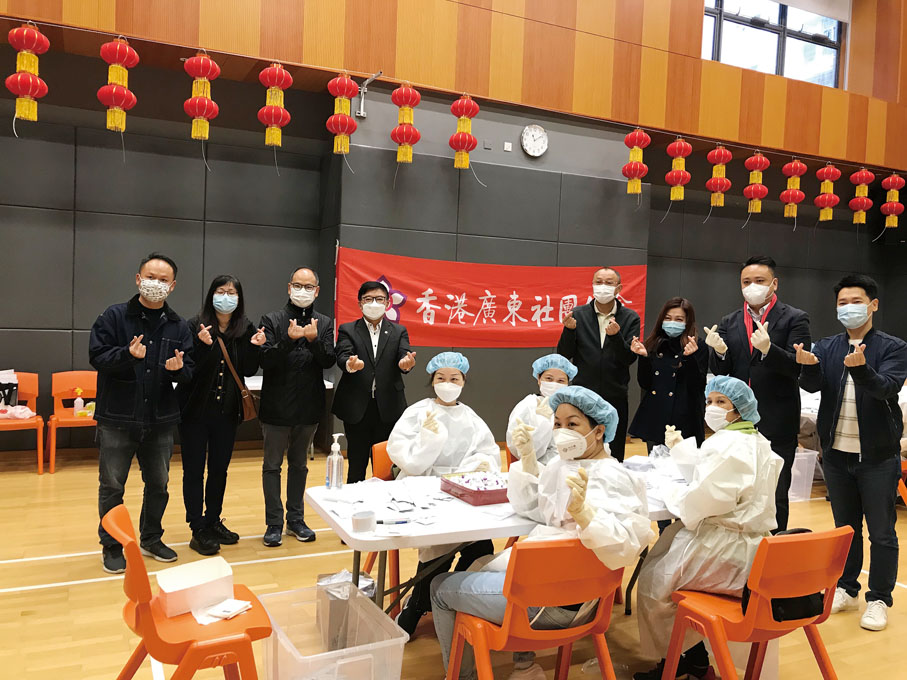 ◆香港廣東社團總會第一執行主席鄧清河（後排右四）、常務副主席兼義工團團長何毅強（後排左四）、副主席曾燈發（後排左三）到沙田圓洲角社區會堂為義工打氣。