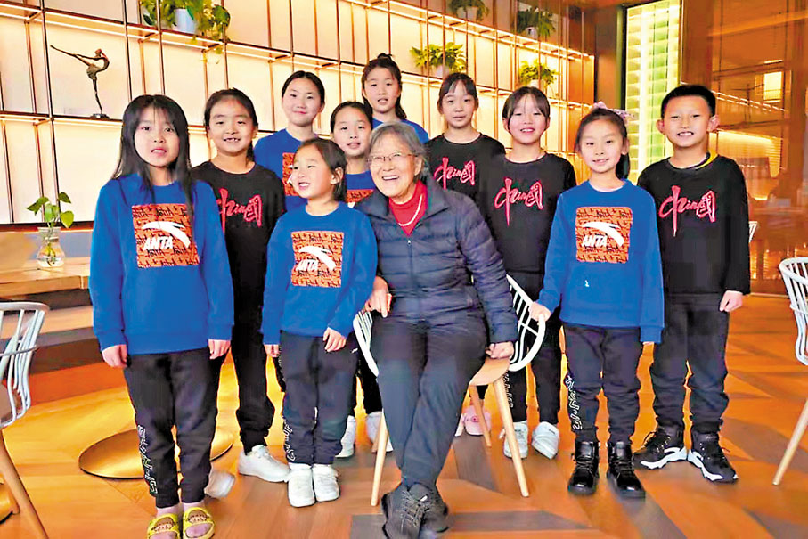 ◆鄧小嵐和參加北京冬奧開幕式表演的孩子們在一起。受訪者供圖