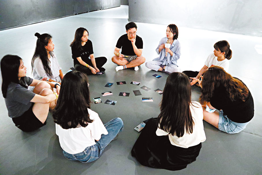 ◆ 李璐怡帶着8位參與者進行「戲劇治療」體驗活動。 受訪者供圖