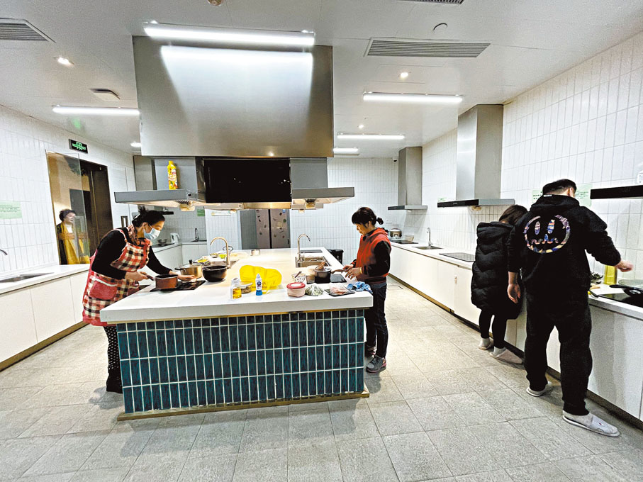 ◆ 不少長租公寓提供公共廚房，可自己煮飯。