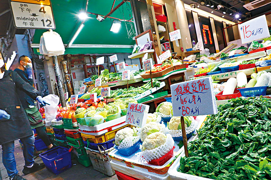 ◆ 香港文匯報記者發現同款菜在不同菜檔的零售價相差近一倍。香港文匯報記者  攝