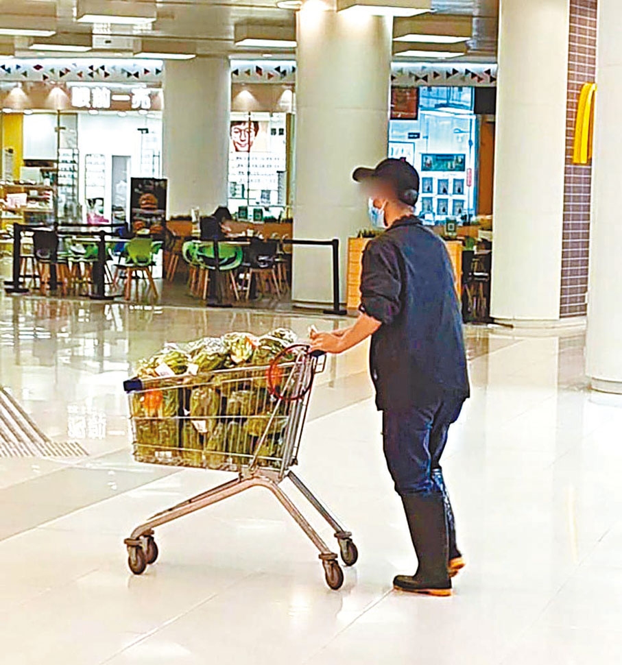 ◆ 有網民發現一名疑為菜販的男子，在超市搶購大量蔬菜。 網上圖片