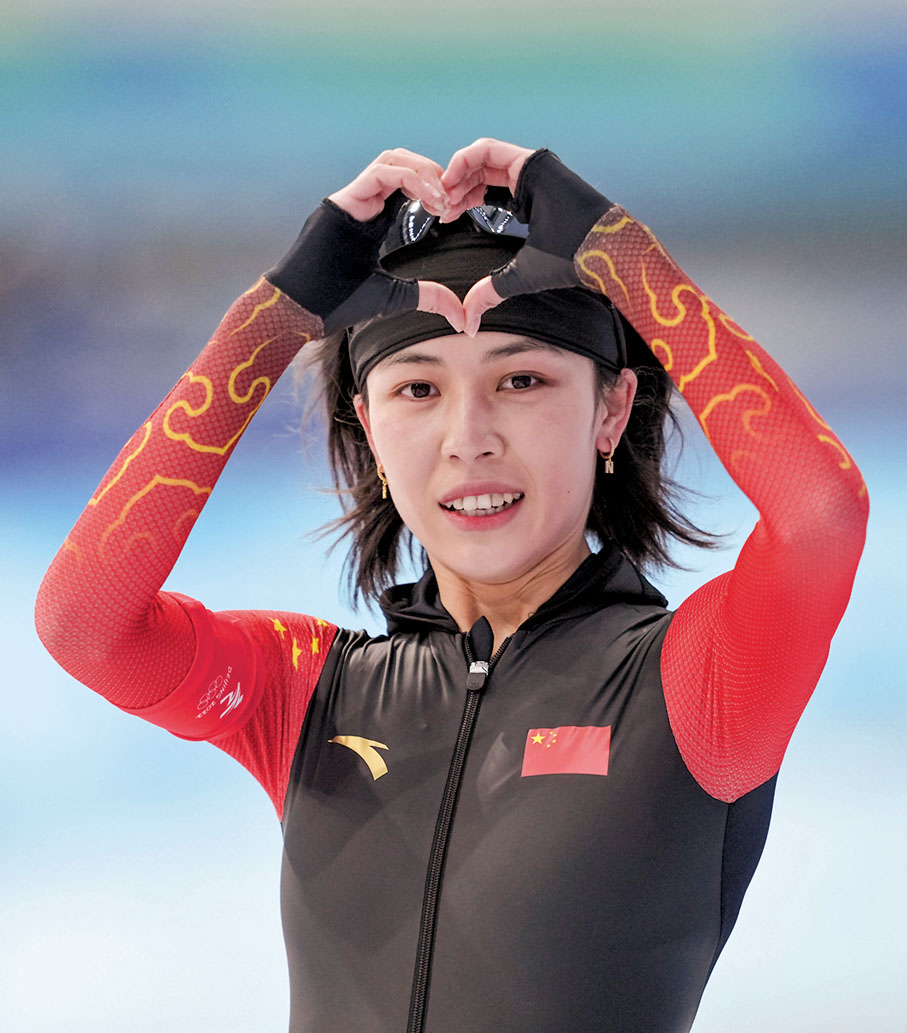 ◆阿合娜爾．阿達克在7日的比賽後對觀眾「比心」。 新華社