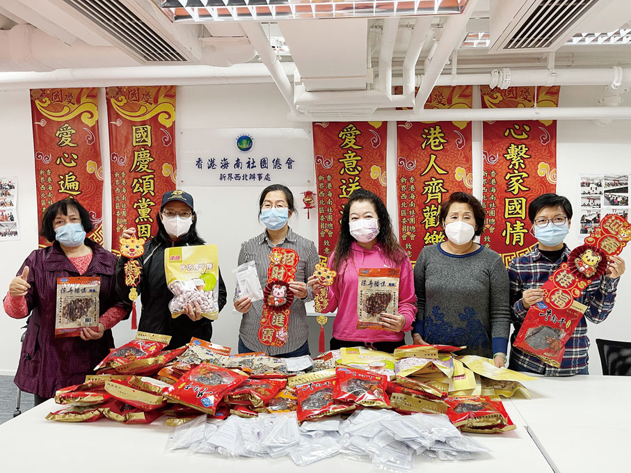 ◆總會新界西北區委員會派發年貨及病毒快速測試包裝予義工。