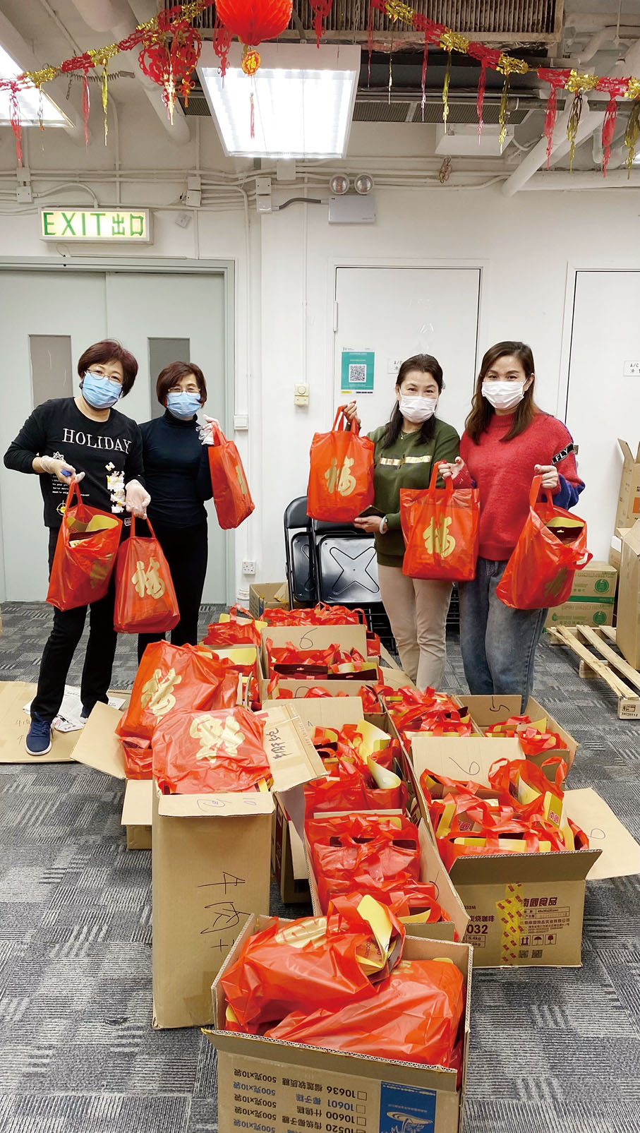 ◆總會九龍中區委員會義工們為鄉親們派送福袋。