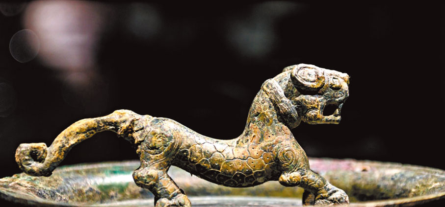 ◆青銅虎鈕錞于頂部盤面正中雕鑄虎形鈕。