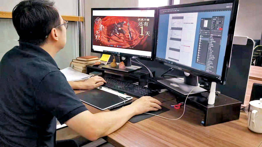 ◆2021年7月中旬《黑白無雙》上映前，娃娃魚創始人潘斌在做最後物料檢查。    受訪者供圖