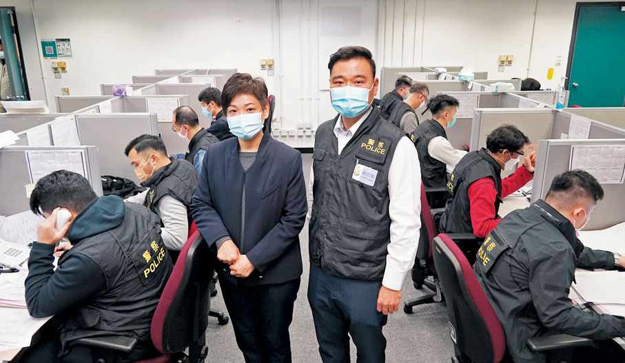 ◆擔任義工的勞瑞蓮（左）及借調到個案追蹤辦公室的陳志偉（右）均認為，追蹤工作最重要是巿民配合。 香港文匯報記者  攝