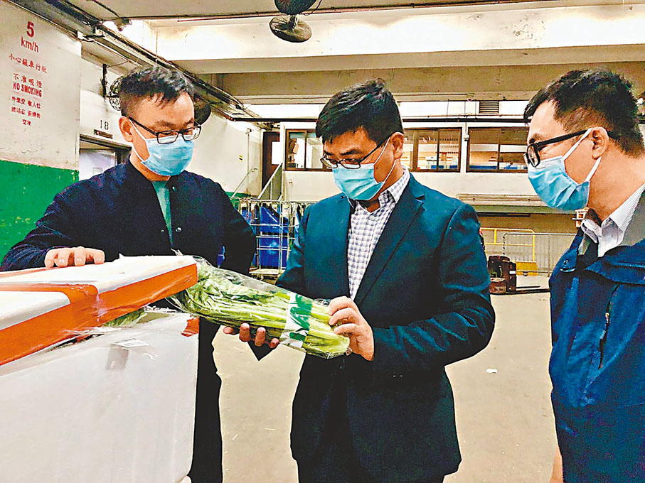 ◆李浩然（中）日前到位於長沙灣的潤發倉庫，實地考察內地供港蔬菜的保供情况。受訪者供圖
