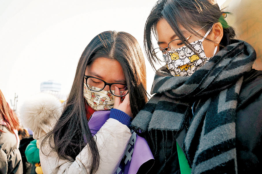 ◆賽場外的羽生粉絲激動落淚。  法新社