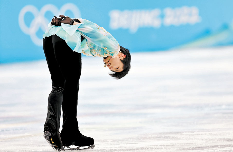 ◆賽後，羽生結弦向賽場四周的觀眾鞠躬致敬，隨後又向冰面深深鞠躬並撫摸了冰面。  新華社