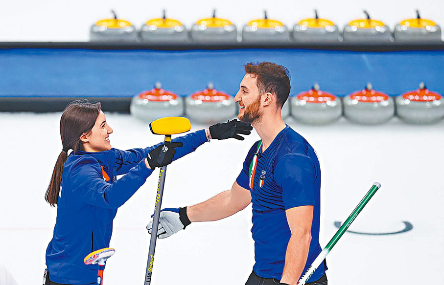 ◆俊男美女慶祝勝利方式特別溫馨。新華社