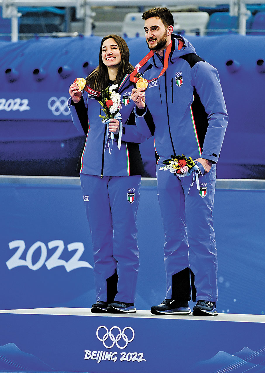 ◆斯特凡尼婭．康斯坦丁尼（左）與阿莫斯在8日的比賽中獲得冠軍。 新華社