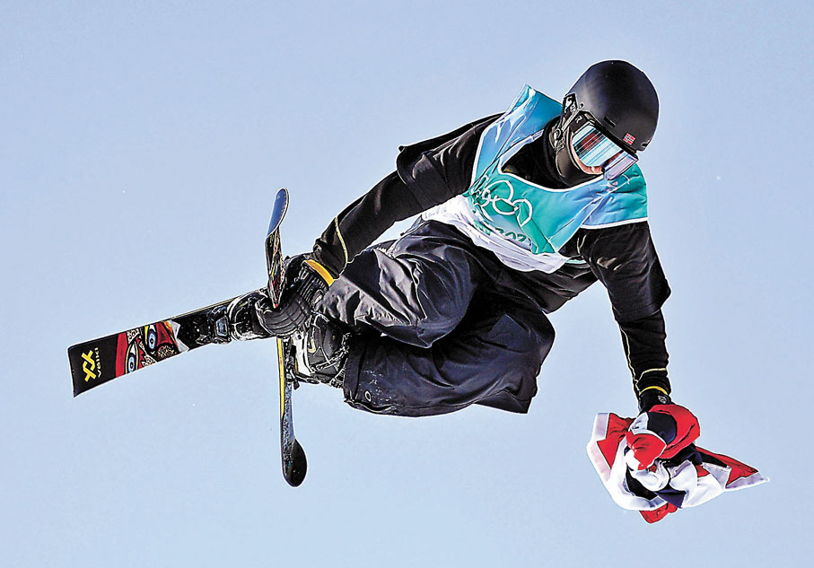 ◆比爾克．魯德在比賽中做出高難度動作奪冠。 新華社