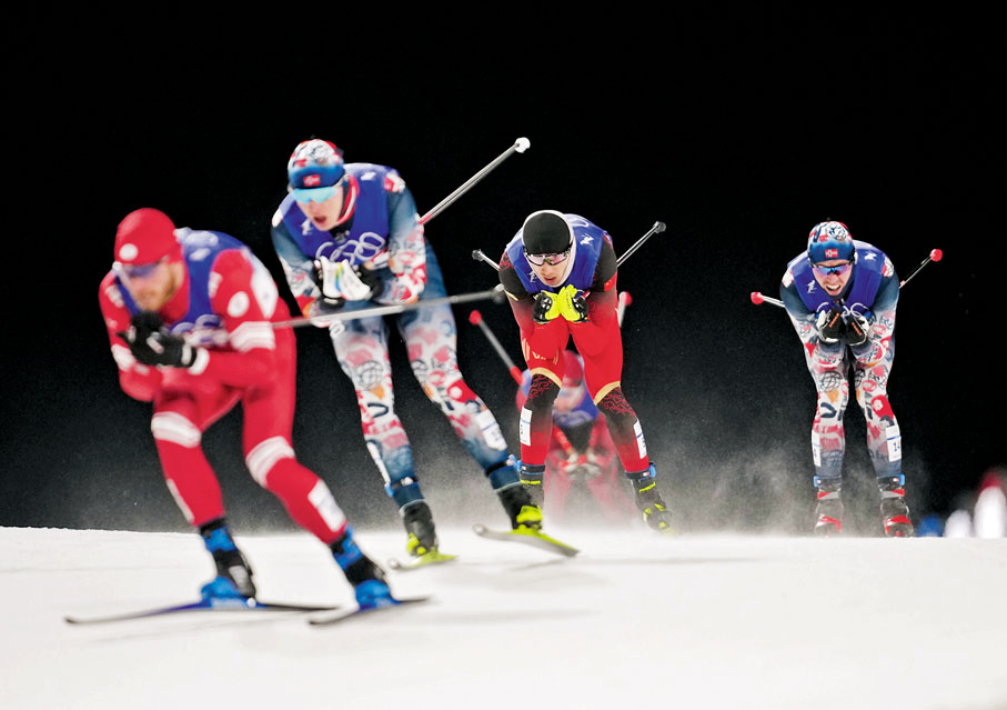 ◆越野滑雪男子個人短距離賽多位名將在比賽中，包括中國選手王強（中）。