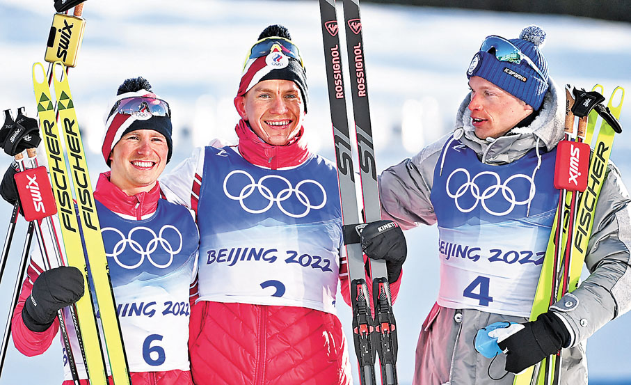 ◆獲得越野滑雪男子追逐賽冠軍的博利舒諾夫（中）、亞軍丹尼斯．斯皮佐夫（左）季軍的伊沃．尼斯卡寧。 新華社