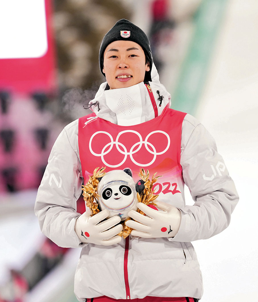 ◆冠軍日本選手小林陵侑在頒獎儀式上。 新華社