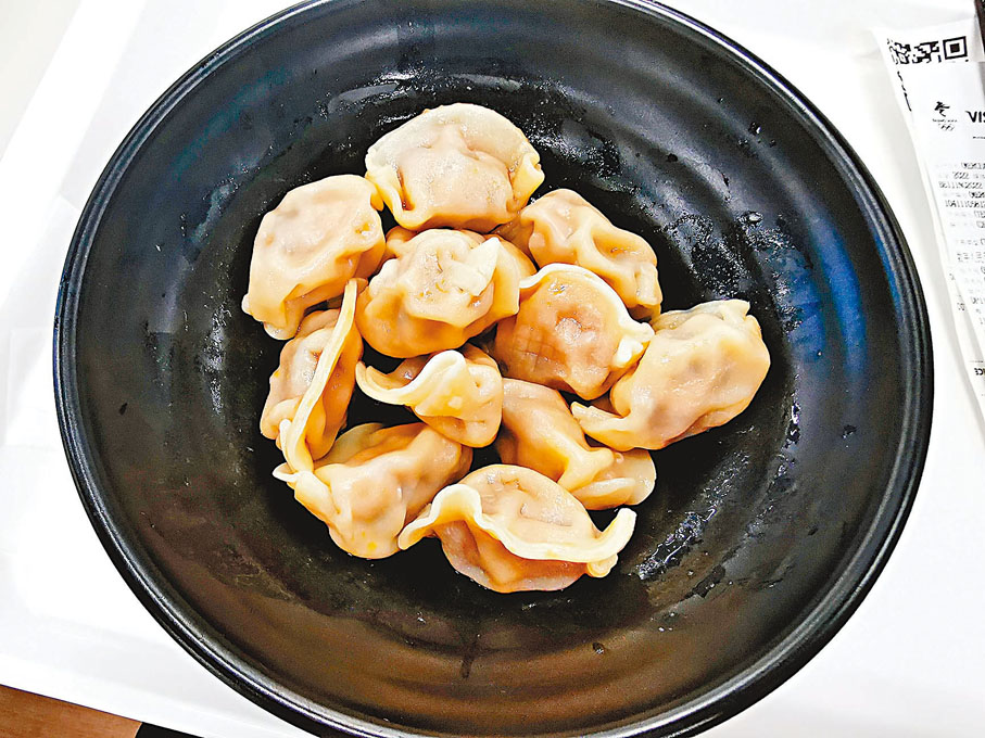 【餃子】餃子（又稱水餃）源於中國古代的角子，原名「嬌耳」，漢族傳統麵食，多用麵皮包餡水煮而成，距今已有一千八百多年的歷史。餃子皮薄餡嫩，味道鮮美，形狀獨特。餃皮可用燙麵、油酥麵、雞蛋或米粉製作；餡心可葷可素、可甜可鹹；製熟方法可用蒸、烙、煎、炸等。在中國，餃子深受民眾喜愛，不僅僅是一種美食，還蘊涵中華民族文化，也是年節食品，表達着人們對美好生活的嚮往與訴求。世界上，不少國家也有餃子這道菜，特別是意大利、烏克蘭、俄羅斯三國，餃子對他們來說也是重要的國家級傳統食物之一。