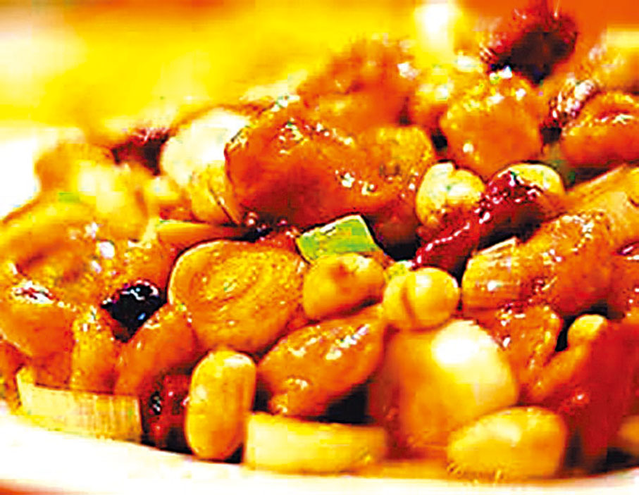 【宮保雞丁】宮保雞丁選用雞肉為主料，佐以花生米、辣椒等輔料烹製而成，香辣味濃、肉質滑脆，是一道聞名中外的特色傳統名菜，在魯菜、川菜、貴州菜中都有收錄。該菜式的起源與魯菜中的醬爆雞丁、貴州菜中的胡辣子雞丁有關，後被清朝山東巡撫、四川總督丁寶楨改良發揚，形成新菜式並流傳，此道菜也被歸納為北京宮廷菜。之後宮保雞丁也流傳到國外。