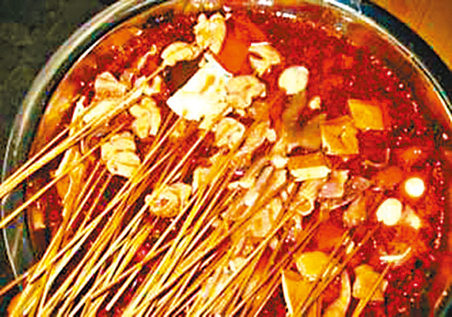 【麻辣燙】麻辣燙源於四川樂山，以重麻重辣為特色。經東北做法改良之後，麻辣重口味湯底不再是必備元素，而是可選項，取而代之的是極具北方特色的麻醬。製作方法也從涮燙改成了用大鍋骨湯統一煮熟再分份的菜品形式，根據每個人的口味需求添加調料。改良後的麻辣燙火遍了中國各地，成為流行於各地的漢族特色小吃。