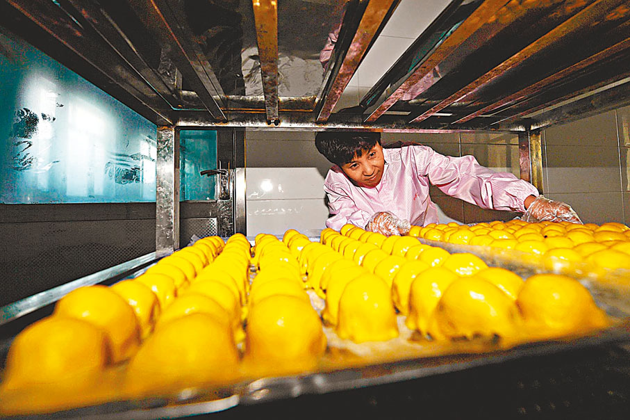 【豆包】豆包是以小豆（別名紅小豆、赤豆、赤小豆）等為餡做成的包子。用黃米麵等包的豆包又稱黏豆包，用豆沙作餡的包子則稱作豆沙包。豆包是一種以黃米麵為皮，以豆沙為餡，蒸熟後食用的食品。一般出現在中國北方地區。後來隨着人口的遷移，也漸漸出現了白麵為皮的豆包，餡料也逐漸簡化，不用豆沙而直接將紅小豆煮熟，加糖。