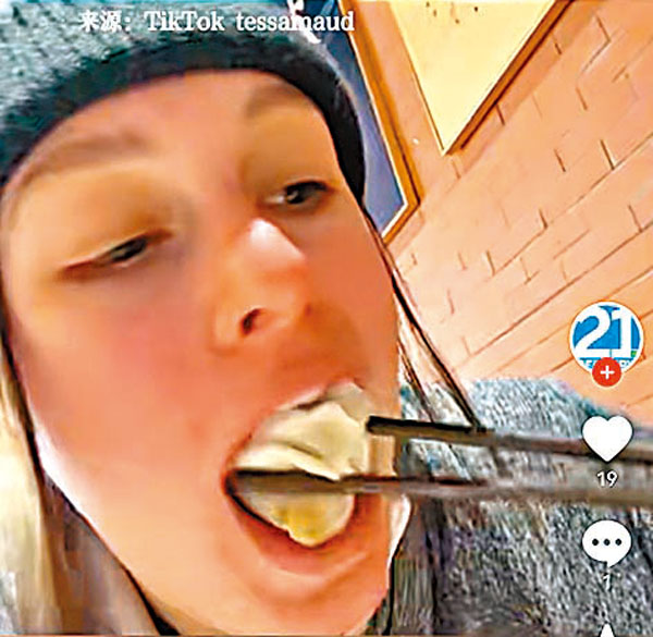 ◆美國選手泰莎．莫德在使用筷子吃餃子。