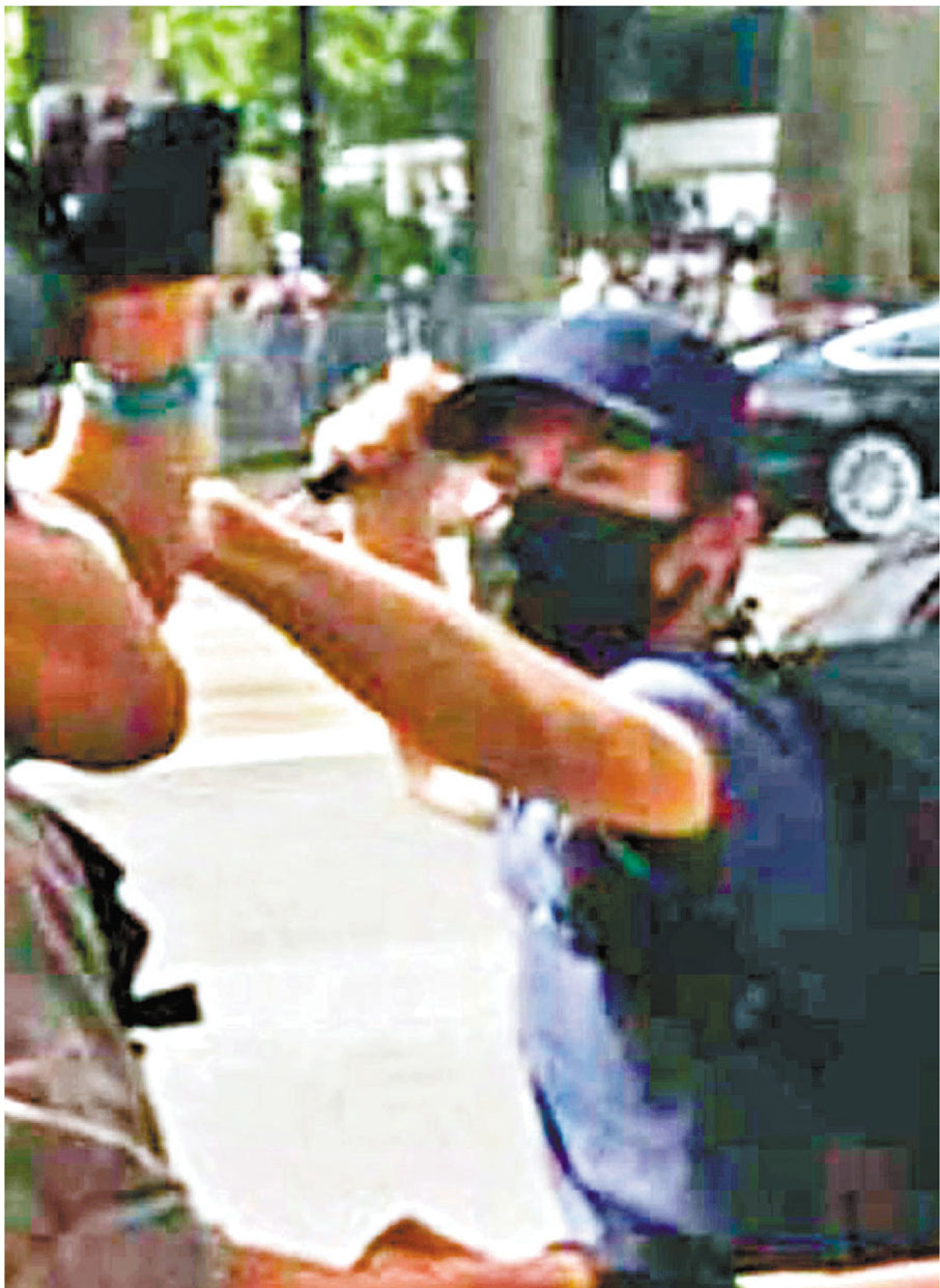 ◆被告黃鈞華當日揮刀刺向警員的一瞬間。 資料圖片