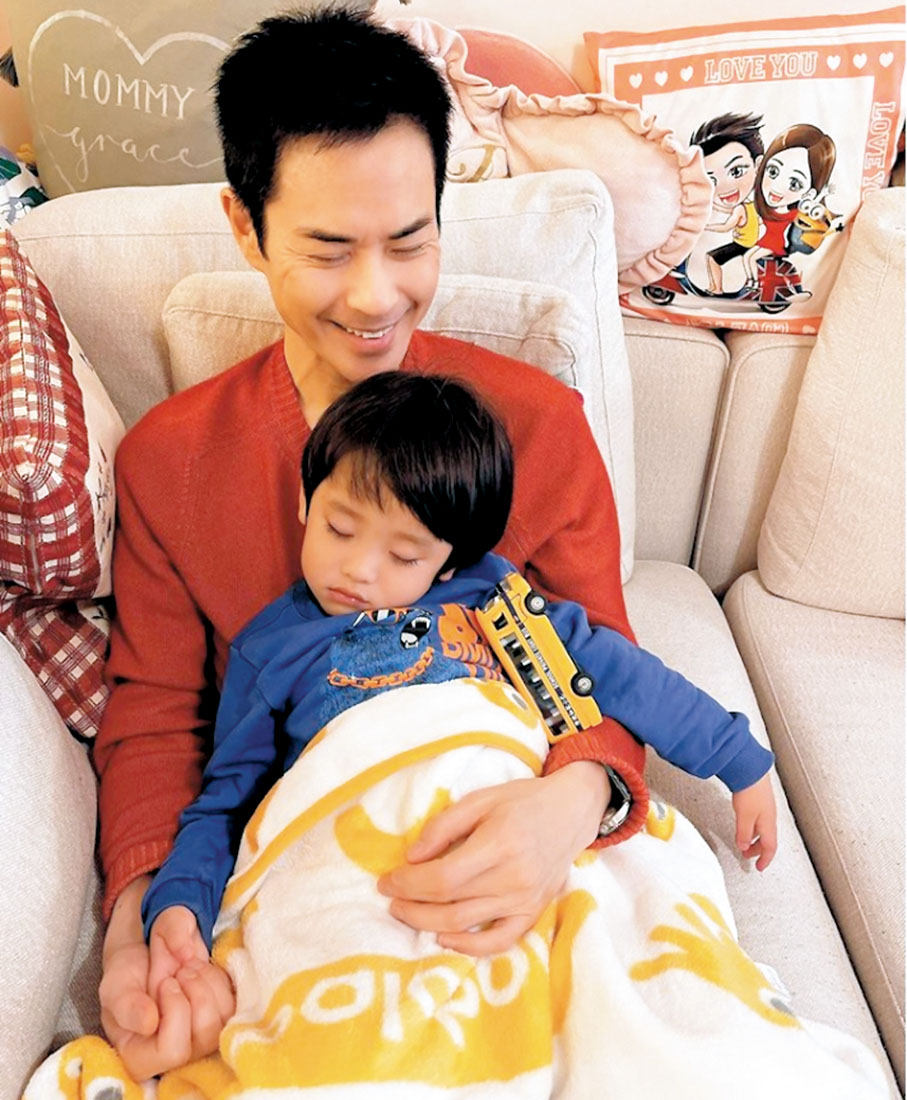 ◆ 過年玩到累的Rafael在爸爸嘉穎懷中熟睡。