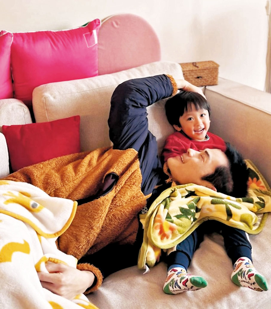 ◆ 之後輪到湊仔太累的嘉穎躺在兒子身上。