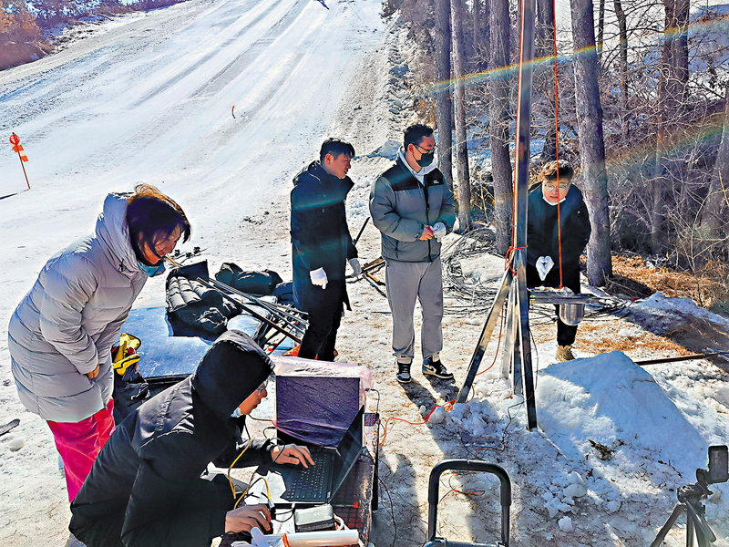 ◆變剛度複合結構着陸坡項目團隊在雪場進行「重錘實驗」。 受訪者供圖