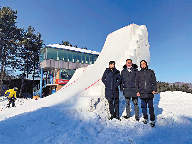 ◆李東（左一）和項目團隊在測試用的雪場留念。 受訪者供圖