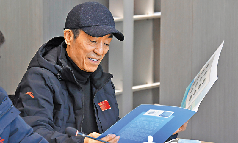 ◆總導演張藝謀觀看《第24屆冬季奧林匹克運動會開幕紀念》郵票後十分滿意。